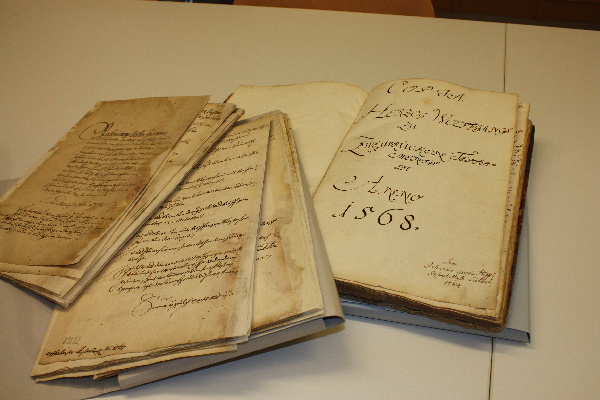 Archivdirektorin Gabriele Stüber
